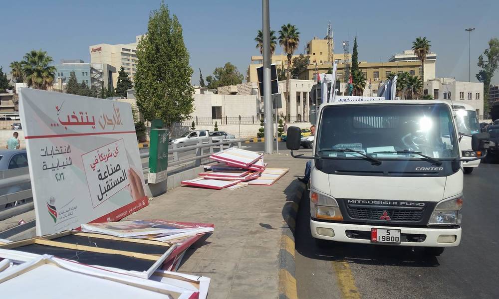 بالفيديو.. حملة لرفع تجاوزات "الدعاية الانتخابية" في شوارع الحلة!!