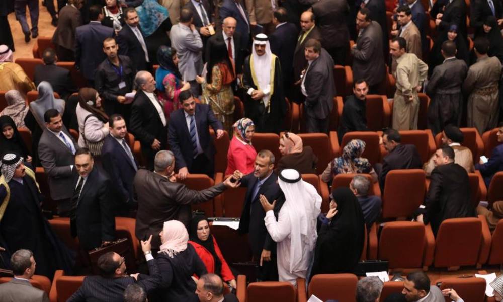 بالفيديو.. "غضب" شديد وهتافات معارضة .. عبد المهدي "يغادر" والتصويت يؤجل