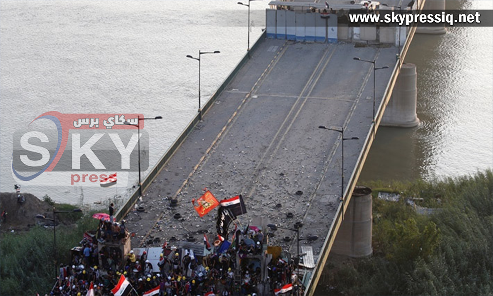 الموقف الامني في ساحات التظاهر بعد انسحاب قوات الشغب الى منتصف جسر السنك