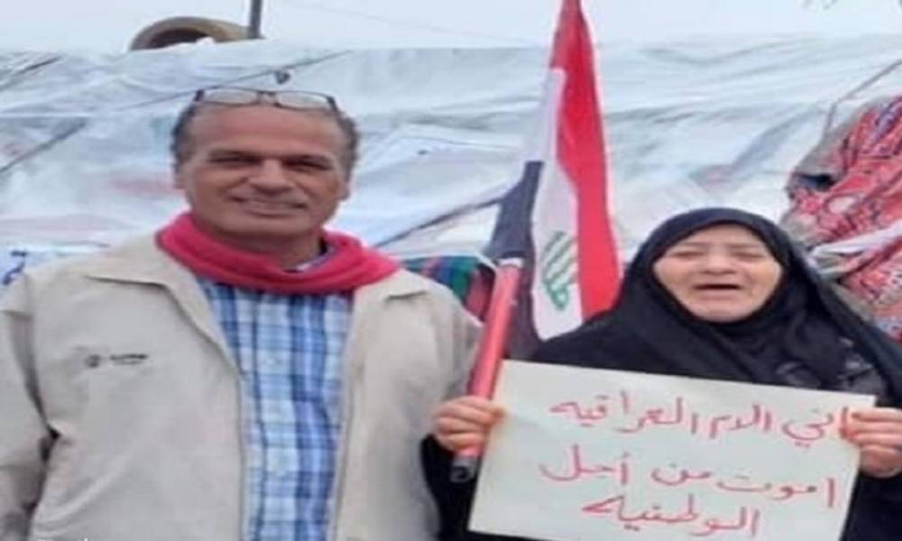 متظاهرو التحرير يشيعون جثمان الشهيد الناشط علي اللامي في ساحة التحرير