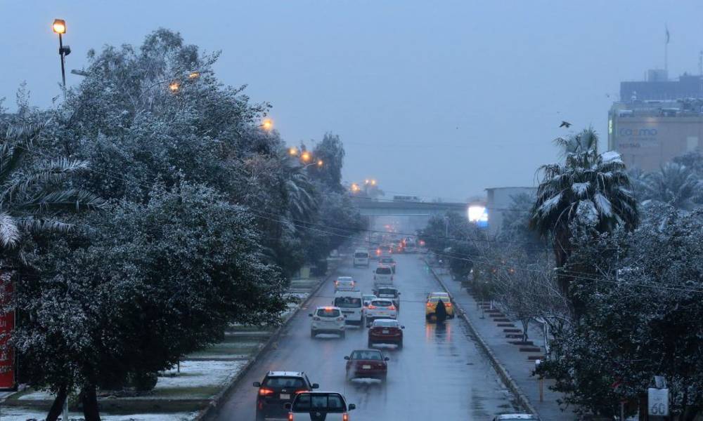 بالصور : للمرة الاولى وبعد عقود طويلة .. العراق يشهد ثلوجاً كثيفة في العاصمة بغداد